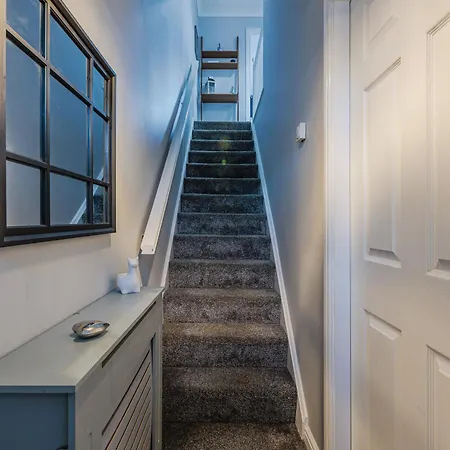 Morlais House Apartment